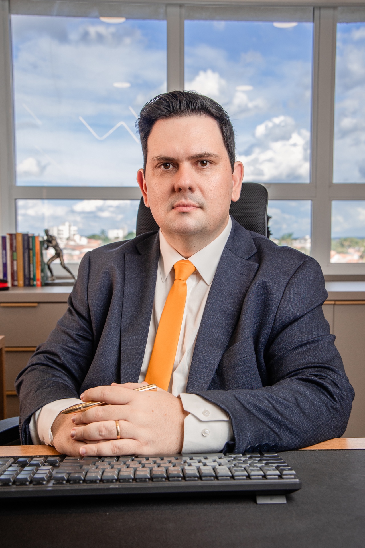 Dr. Lucas Braga Marin em atendimento no escritório